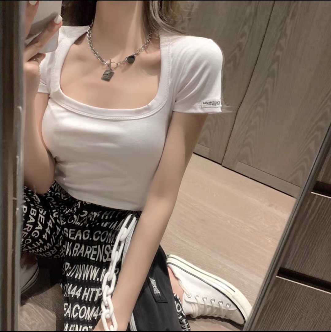 r Camiseta lisa y sencilla, corta/cropped con mini estampado en la manga izquierda - Image 1