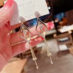 Aretes largos con forma de rombo, con mini gemas