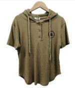 Camiseta con gorra ajustable y estampado "A" sencillo