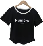 Camiseta corta/cropped, "Numéro", con estampado sencillo