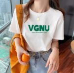 Camiseta sencilla con estampado "VGNU"