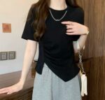 Camiseta lisa, estilo fruncido con abertura, y con cadena "Ray"