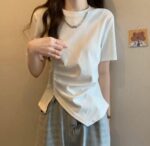 Camiseta lisa, estilo fruncido con abertura, y con cadena "Ray" - Image 2