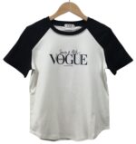 Camiseta con estampado "Vogue" sencillo