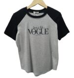 Camiseta con estampado "Vogue" sencillo - Image 4