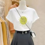 Camiseta con un sol, "sun will rise and we will try again"