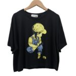 Camiseta floja, corta/cropped, y con estampado elaborado