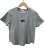 Camiseta corta/cropped, "BV", con estampado sencillo - Image 2