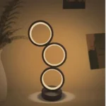 Lampara de mesa en forma de tres anillos