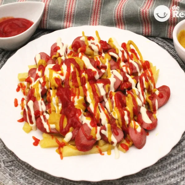 A18) Orden de salchipapas pequeñas (salsa de queso, tomate y mayonesa)