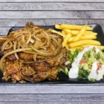 Plato del día con chuleta encebollada